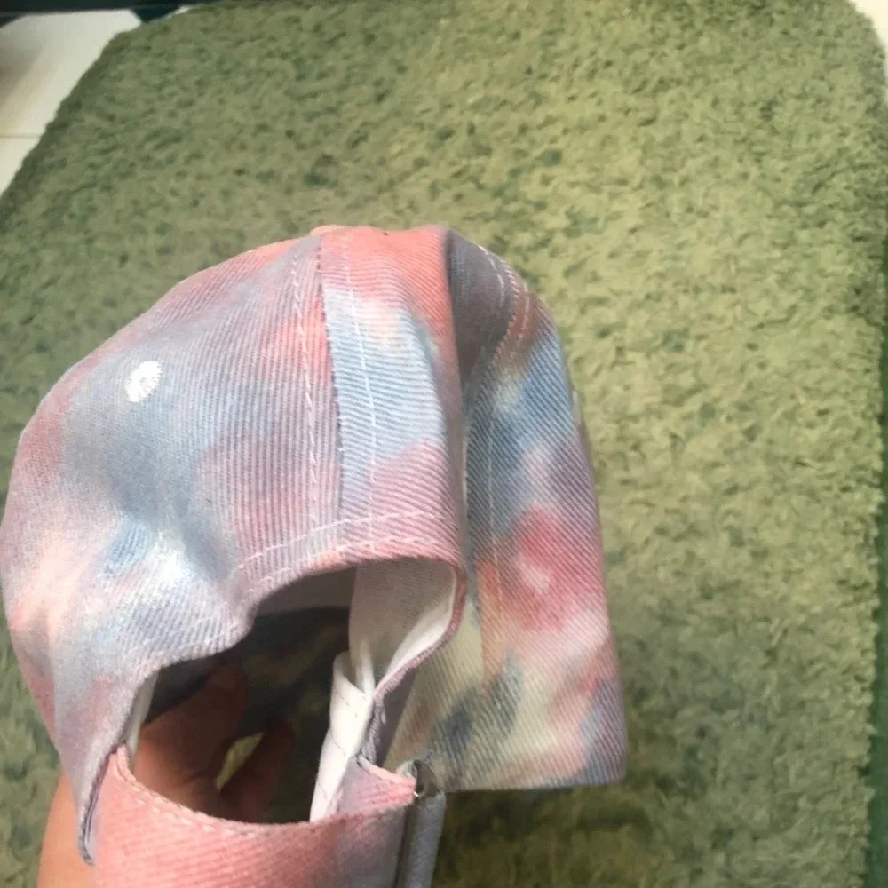 TIE DYE DAISY ADJUSTABLE BASEBALL CAP